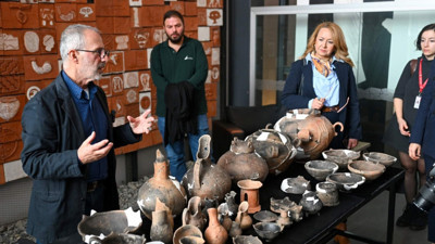 İzmir'de keşif yağmuru! Kadın figürü ve 5 bin yıllık kaplar gün yüzüne çıktı