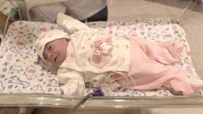 465 gram doğdu, hayata tutundu