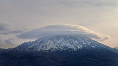 Ağrı Dağı'nın tepesinde ortaya çıktı: Şapka gibi kapladı