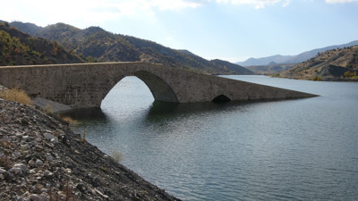 Hasankeyf’ten sonra bir tarih daha su altında: 1500 yıllık köprü kayboluyor