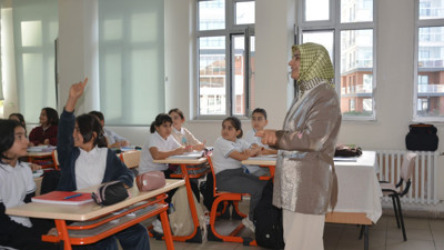 Yıllar önce yetiştirdiği öğrencisiyle artık birlikte öğretmenlik yapıyor