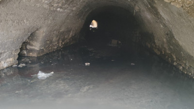 Depremde yıkılan binanın altında tarihi su kanalı çıktı