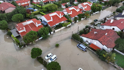 Sussuzlukla boğuşan İzmir'i sağanak vurdu