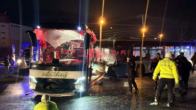 Yolcu otobüsü ile halk otobüsü çarpıştı: 9 yaralı