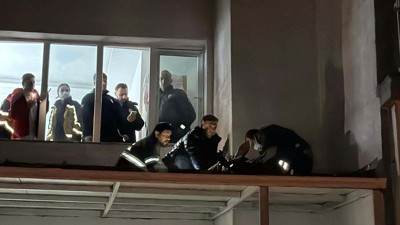 Hayatta tutan mucize: Sekizinci kattan beşinci kata düştü