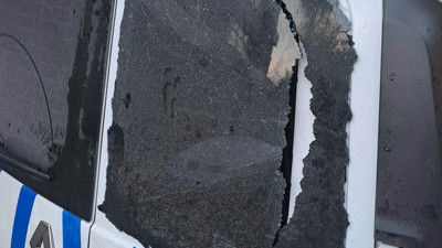 Kavga ihbarına giden polisin arabasına saldırdılar