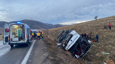 Otobüs devrildi, iki kişi can verdi