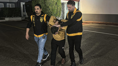 Sokakta çocuğunu darbetti