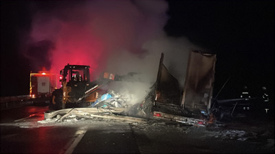TIR alev aldı, trafik saatlerce durdu