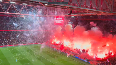 Hollanda'da kaos: Ajax maçı yarıda kaldı, kulüp özür diledi