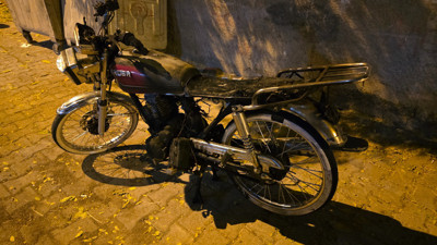 Park halindeki motosiklet alev aldı