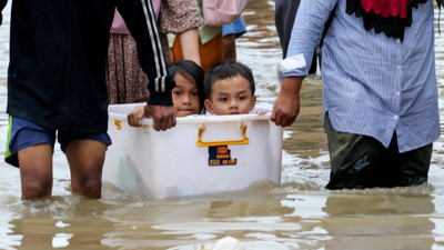Üç ülke sular altında kaldı, 900 kişi can verdi: İnsanlık dramı kameralara yansıdı
