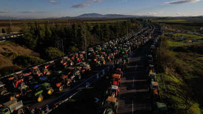 Yunanistan'da çiftçiler ayaklandı, yolu trafiğe kapattı