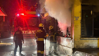 İş yeri yangınında panik anları: Camları kırıp müdahale ettiler