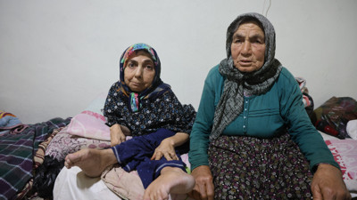 61 yaşındaki engelli kızına ömrünü adadı