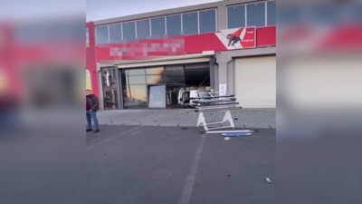 Fren yerine gaza basınca dükkana daldı