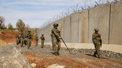 Irak sınırında 10 kilometre hendek kazıldı