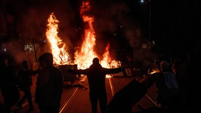Komşuda protestolar sonuç verdi, hükümet geri adım attı