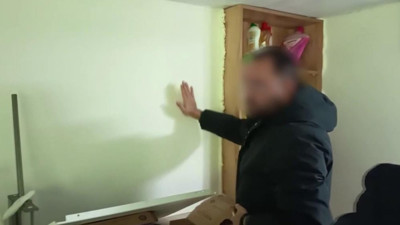 Saklanabilmek için gizli oda yapan firari polisten kaçamadı
