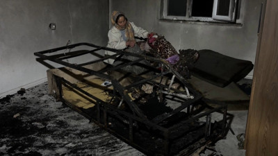 Şarjdaki telefon patladı, evi alevler sardı