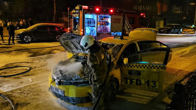 Taksi alev alev yandı: Şoför ve 3 yolcu son anda kaçtı