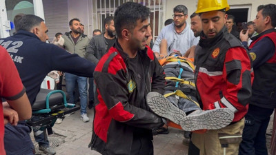 Ağır hasarlı binayı yıkarken molozların altında kaldı