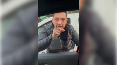 Ataşehir'de trafikte tartıştığı kadın sürücünün aracına saldırdı