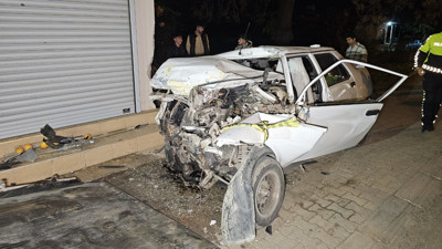 Çocuk sürücünün kullandığı otomobil, kamyonetle çarpıştıktan sonra evin duvarına vurdu