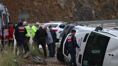 Yağışlı yolda minibüs devrildi, 7 kişi yaralandı