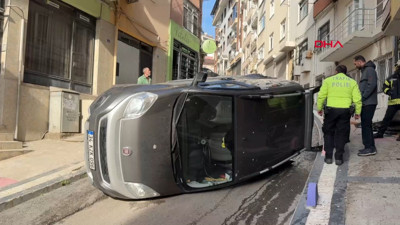 Yokuş aşağı inerken duvara çarpıp devrildi