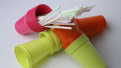 Plastik bardakları ipliğe dönüştürdüler