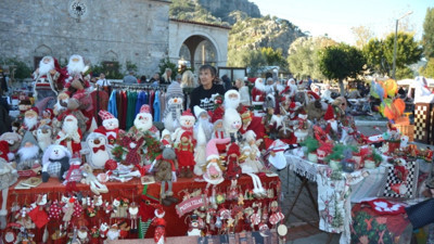 Ortaca'da kurulan Noel pazarından renkli görüntüler