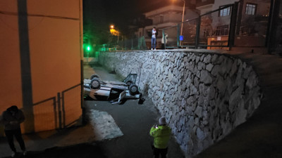 Otomobil okul bahçesine uçtu