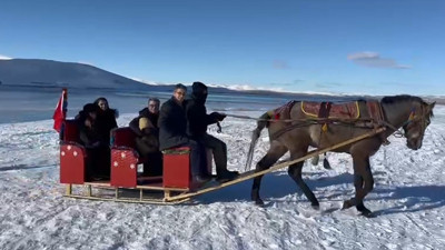 Göl buz tutmaya başladı: Atlı kızak turu için sıraya girdiler