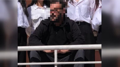 Lisede skandal! Kız öğrencilerine cinsel organının fotoğrafını gönderdi