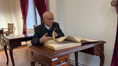 81 yaşında günde 6 saatini kütüphanede geçiriyor