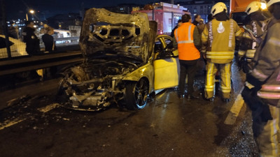 Kadıköy'de seyir halindeki otomobil yandı