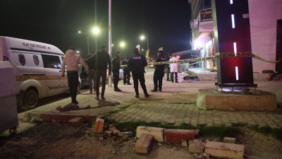 Eşiyle tartışıp camdan atladı