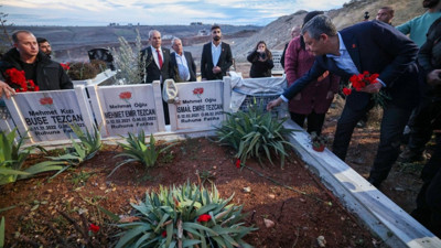 Özgür Özel deprem şehitliğini ziyaret etti, konteyner kentte vatandaşların sorunlarını dinledi
