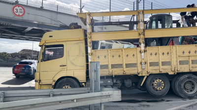 Fatih'te TIR tren hattının bulunduğu üst geçide çarptı