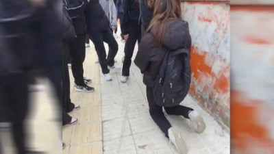 Akran zorbalığı: 13 yaşındaki kıza diz çöktürüp özür dilettiler