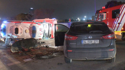 Kartal'da ambulans ile cip kafa kafaya çarpıştı: 3 yaralı