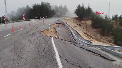 Mersin'de sağanak sonrası yol çöktü