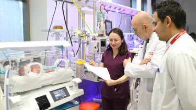 Organları göğüs kafesinde toplanan bebek kurtarıldı