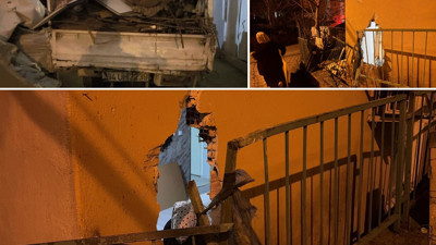 Kamyonetin çarptığı evde tuğlaların altında kaldı