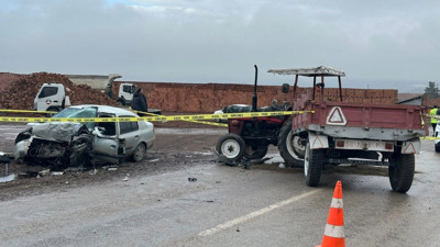 Traktöre çarpan otomobil hurdaya döndü: 1 ölü, 2 yaralı