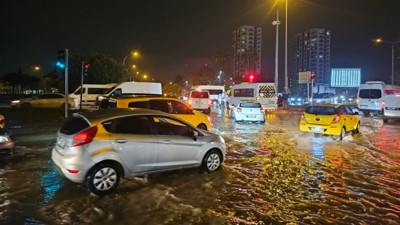 Adana'da yollar göle döndü