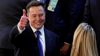 Elon Musk dünyanın ilk trilyoneri oldu