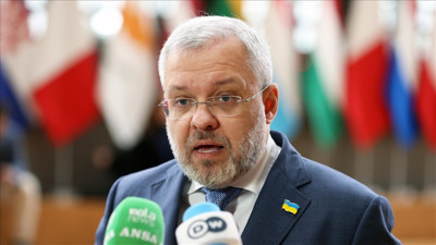 Eski bakan ülkeyi terk ederken gözaltına alındı