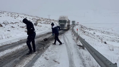 Ardahan-Çıldır yolunda buzlanma: Çok sayıda TIR yolda kaldı